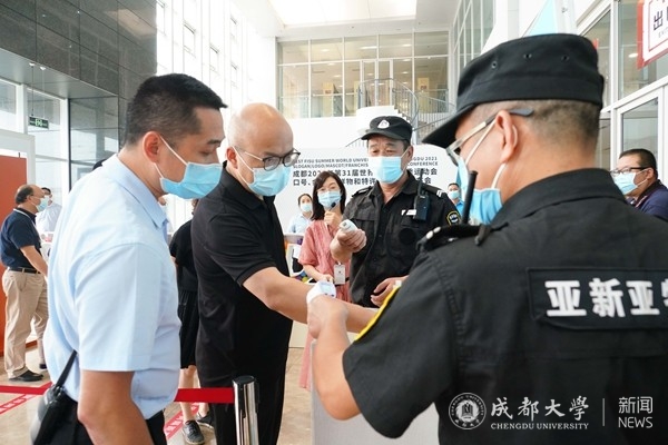 学校举行新学期疫情防控演练唱好“开学前奏”