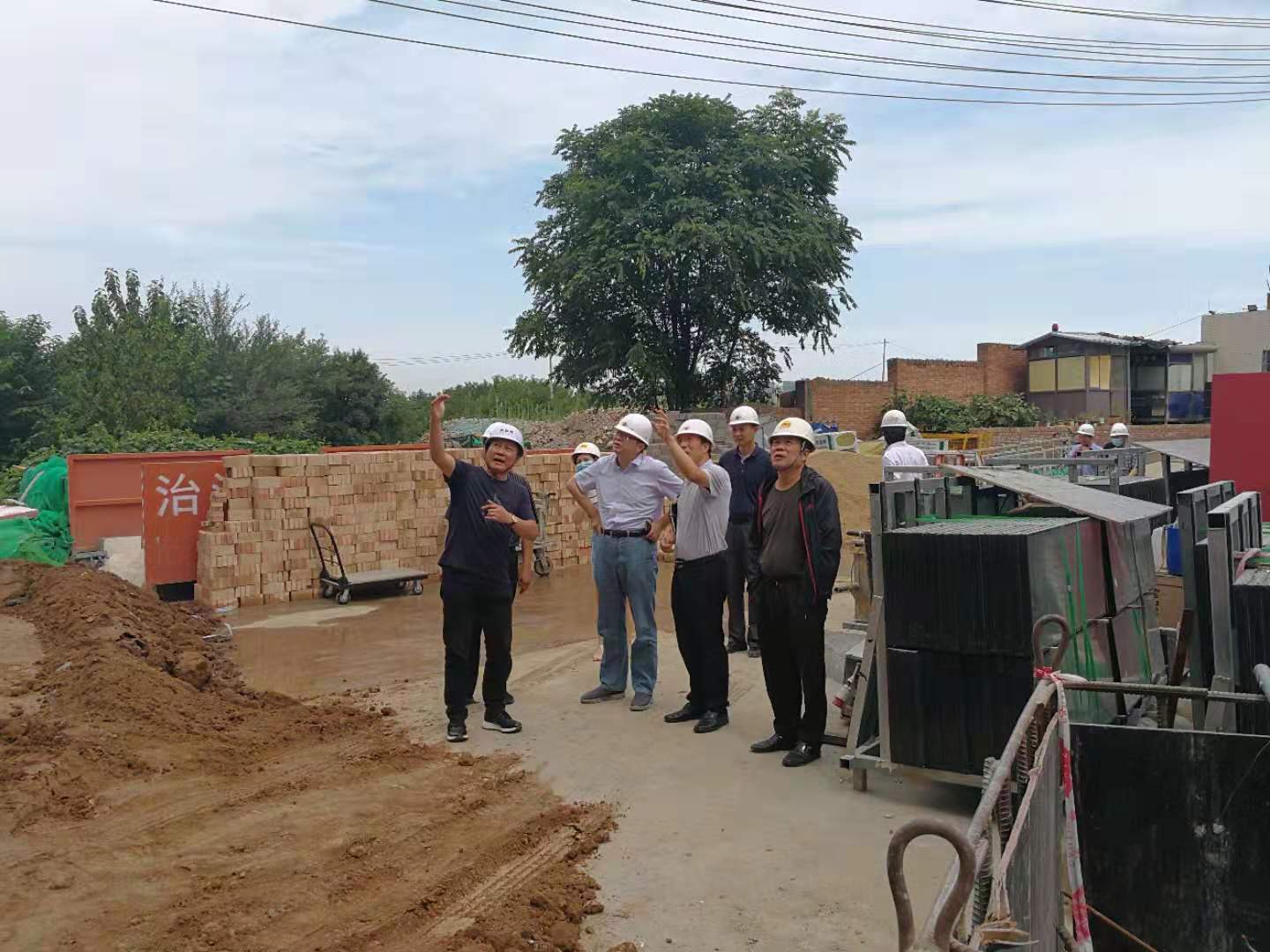 校长方明调研长安校区研究生公寓楼施工现场