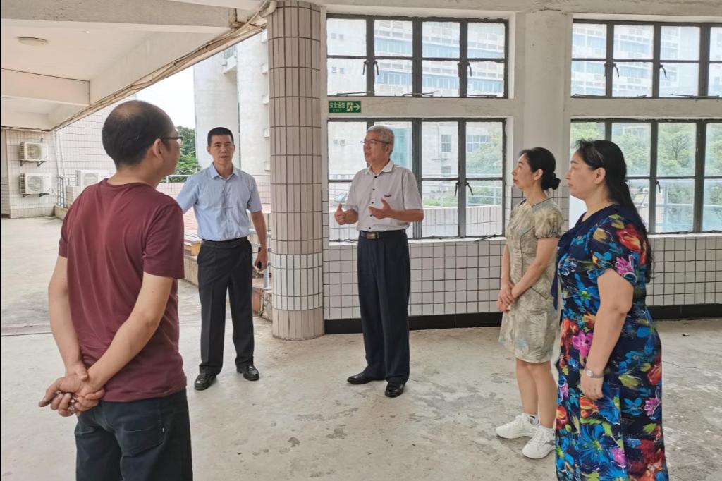 校领导到附属中学、尤梅幼儿园检查疫情防控及开学前准备工作