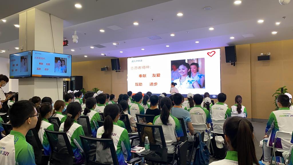 【十四运会中的交大人】颁奖礼仪志愿者队：拼搏筑梦十四运汗水闪耀颁奖礼