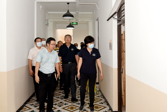 刘雅红校长一行检查新生宿舍