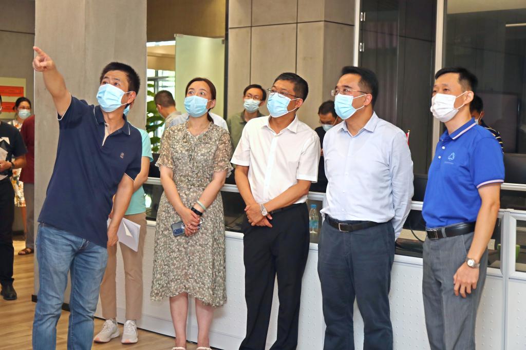 无锡市滨湖区马良书记一行来校检查秋季开学疫情防控工作