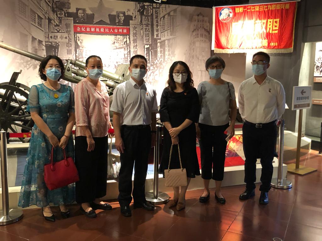 英文学院到烈士陵园开展党史学习教育