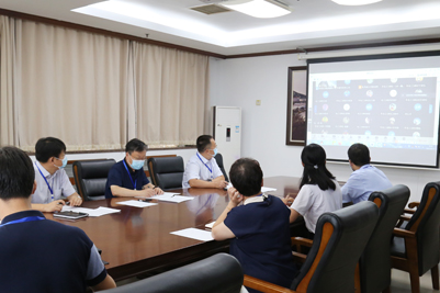 学校领导检查新学期在线教学工作