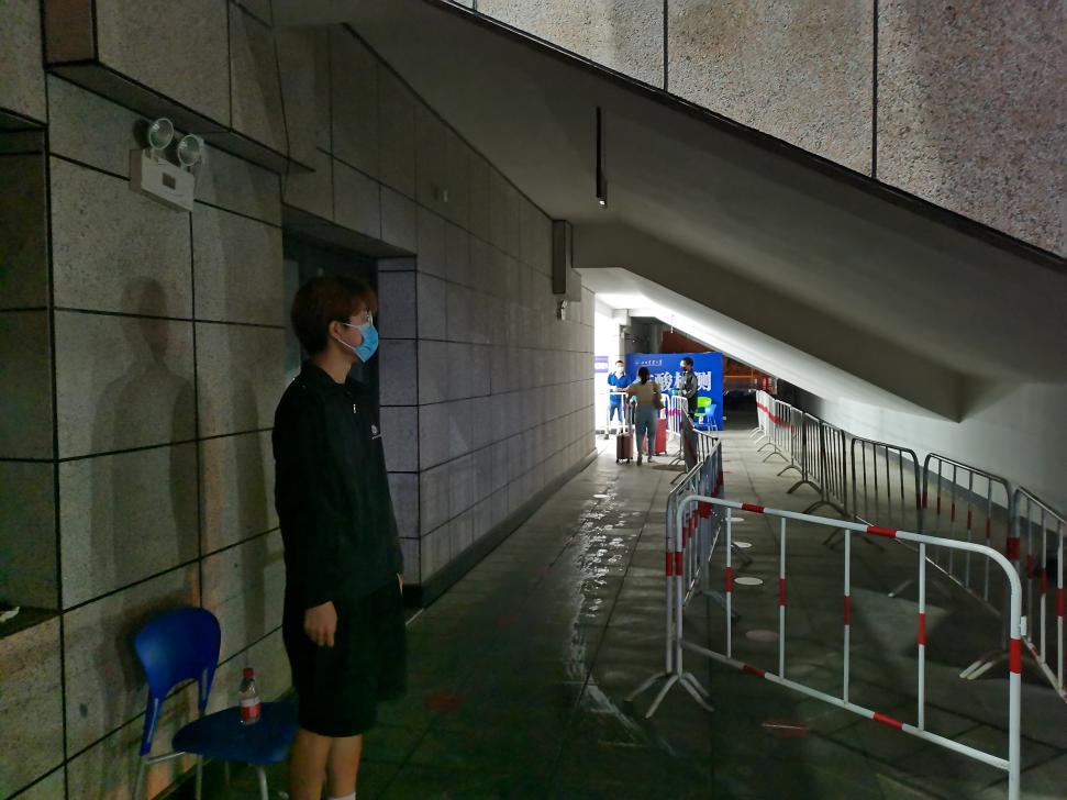 400余名志愿者助力学子有序返校报到