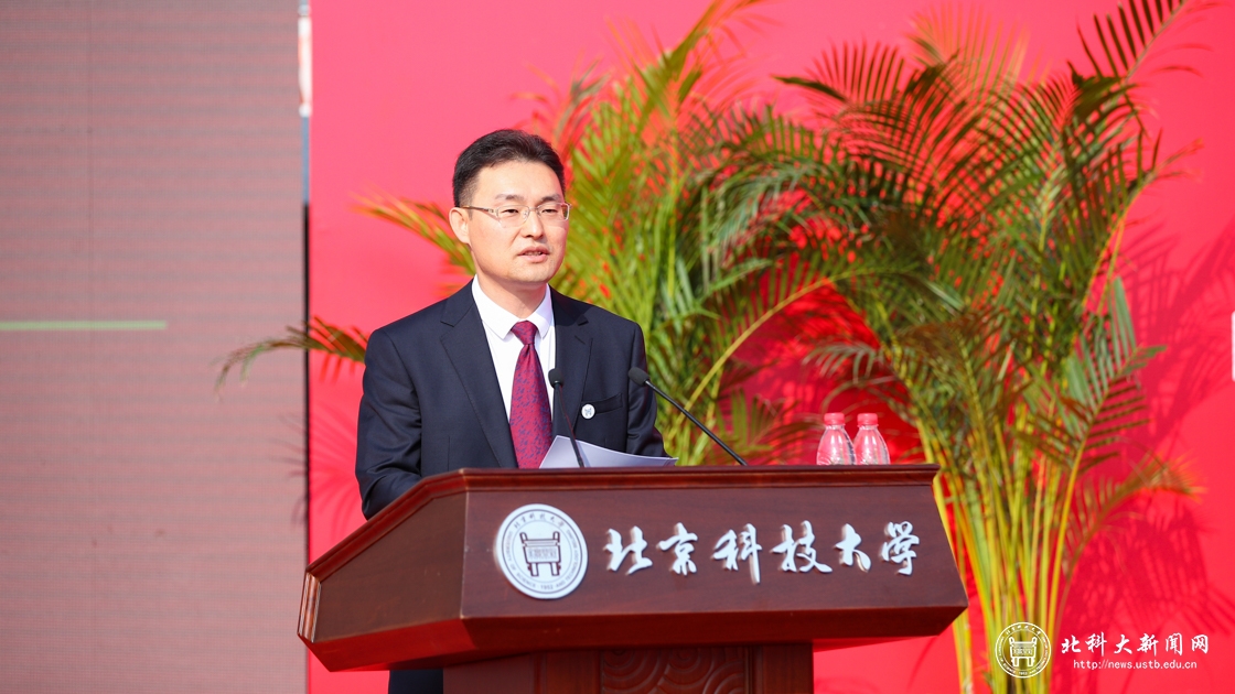 学校隆重举行2021级本科新生开学典礼