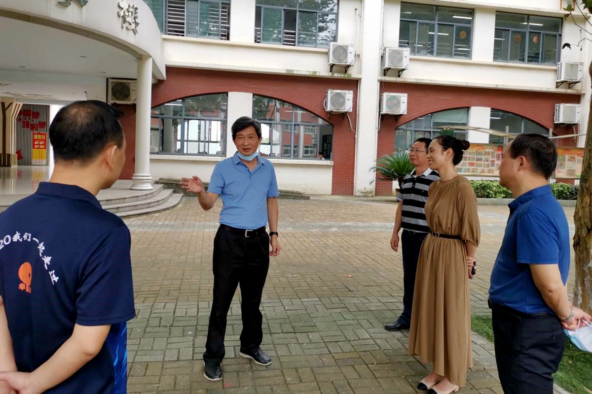 高翅到附属学校、幼儿园检查指导新学期开学工作