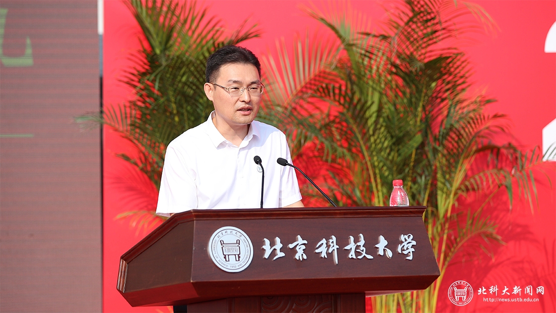 学校隆重举行2021级研究生新生开学典礼