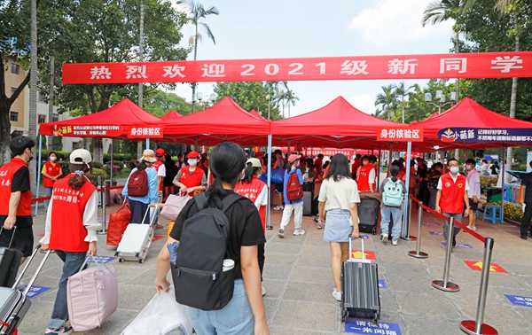 直击2021级新生报到：温情服务满华园