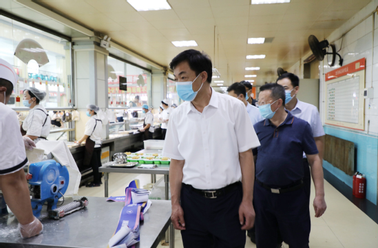 冯夏庭开学前检查食堂工作