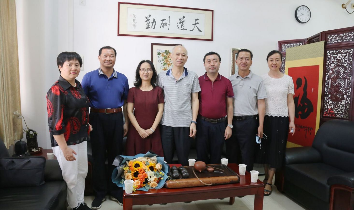 省教科文卫工会来我校走访慰问优秀教师代表