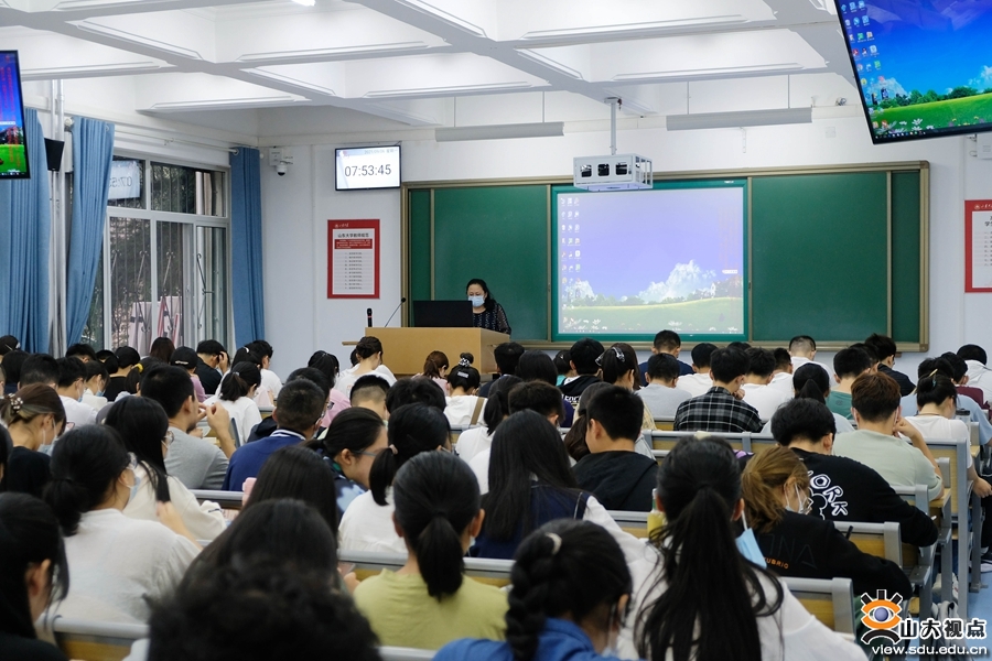 ［基础］新学期领导深入教学一线聆听开学第一课