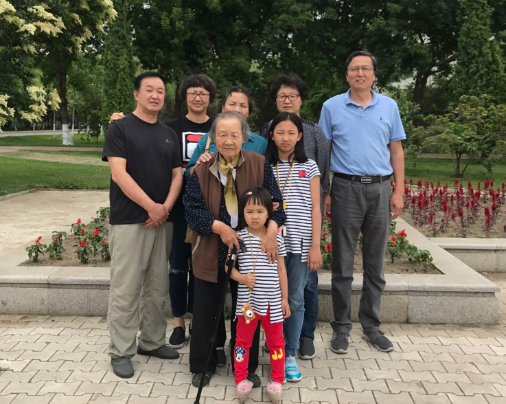 我校教师夏宁所在的教师家庭荣获“黑龙江省首批教育世家”称号