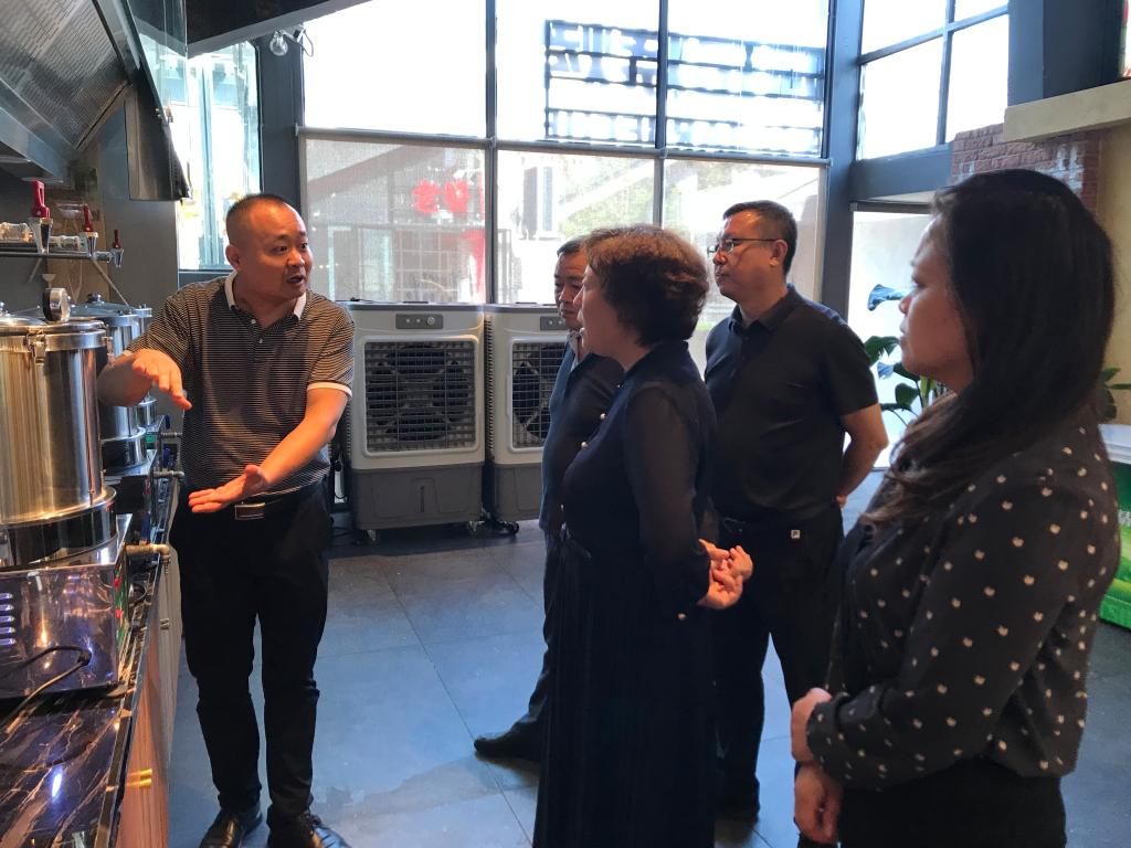 李萍副校长一行走访校友企业