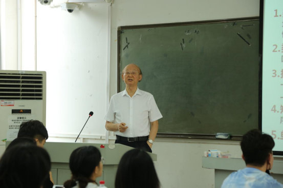 周宏灏院士为临床药学专业学生讲授开学第一课