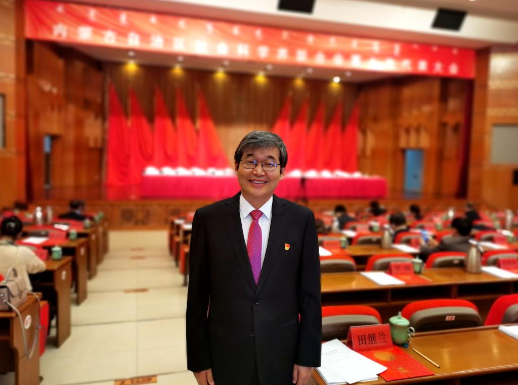 校党委书记阿拉坦仓当选自治区社科联第七届委员会兼职副主席