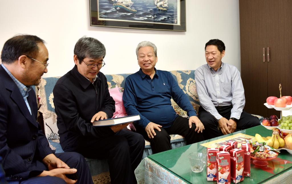 赓续百年初心担当育人使命——校领导在第37个教师节来临之际看望慰问老教师代表