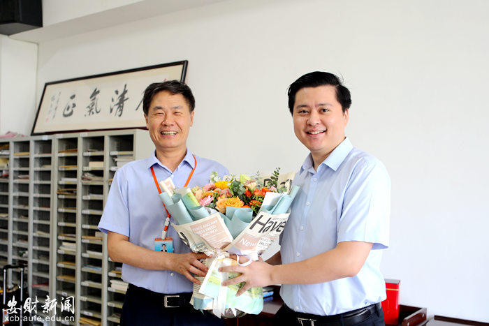我校开展第37个教师节走访慰问活动