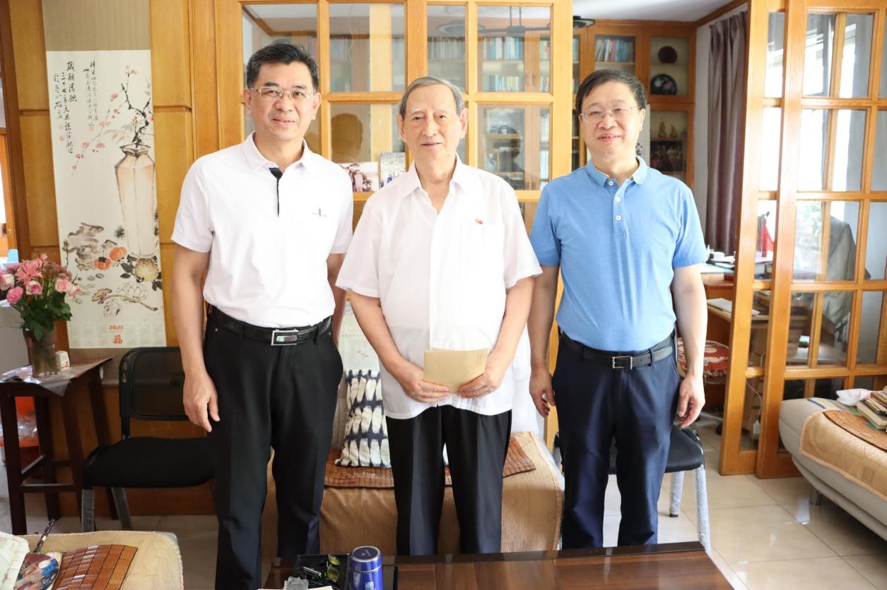 教师节前夕学校领导走访慰问老领导和高层次人才代表