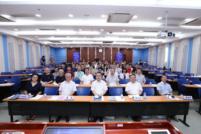 第一届“闻道”中学物理教师科学前沿专题培训在上海交通大学举行