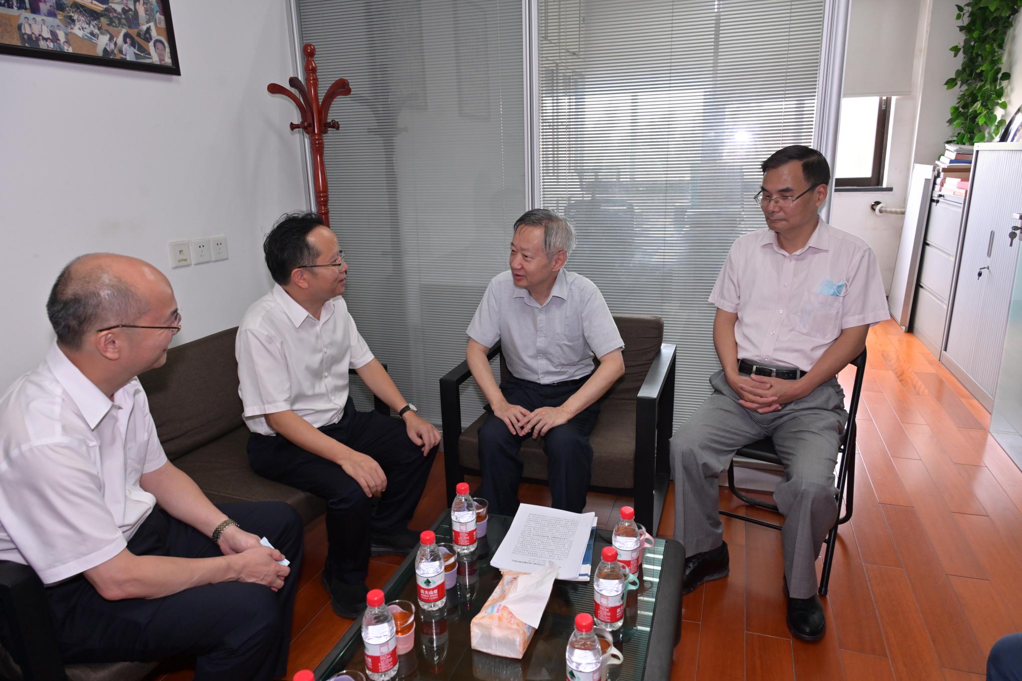 副市长廖华生慰问我校教师