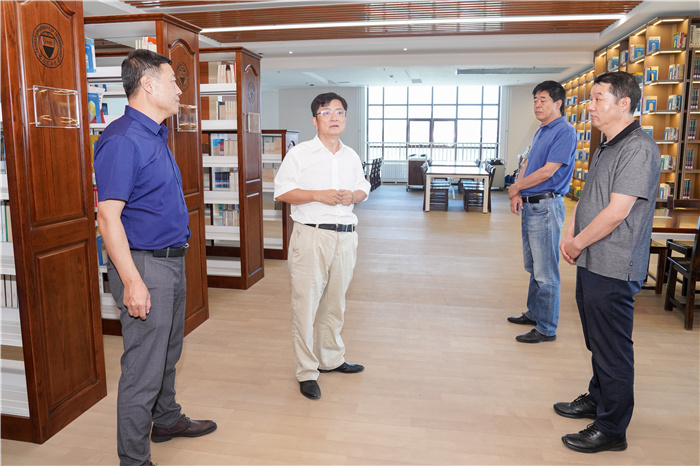 校党委书记郑强检查新学期开学情况