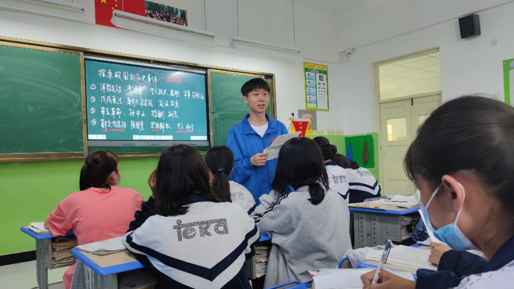 365天坚守一份三尺讲台前的青春答卷