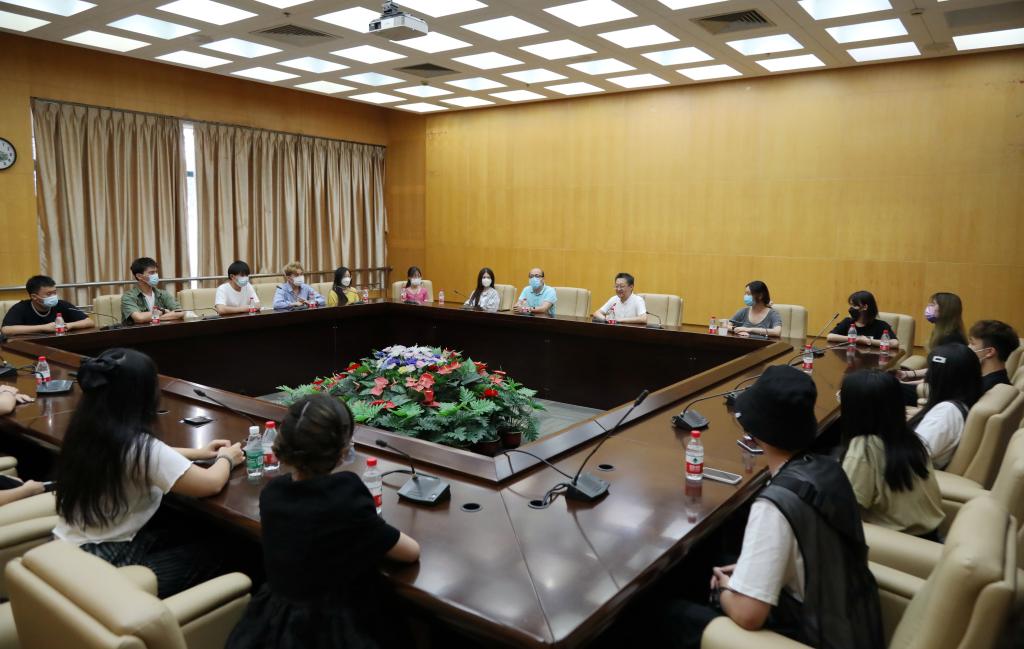 校党委书记徐西鹏与部分2021级境外生座谈交流