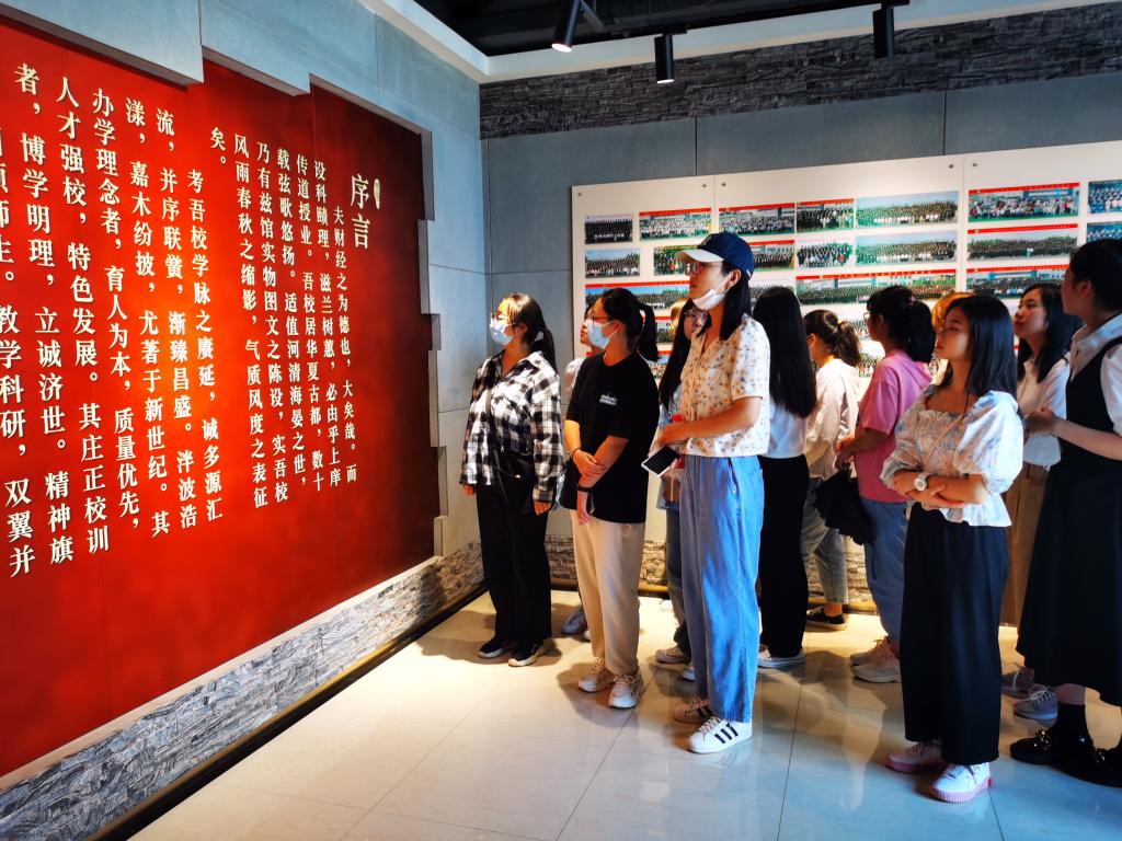 2021级2000余名新生参观校友馆