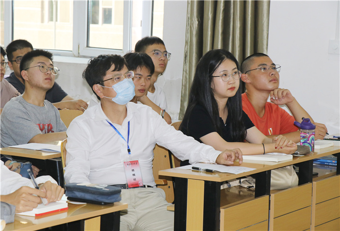 新学期开学第一天校领导深入课堂听课
