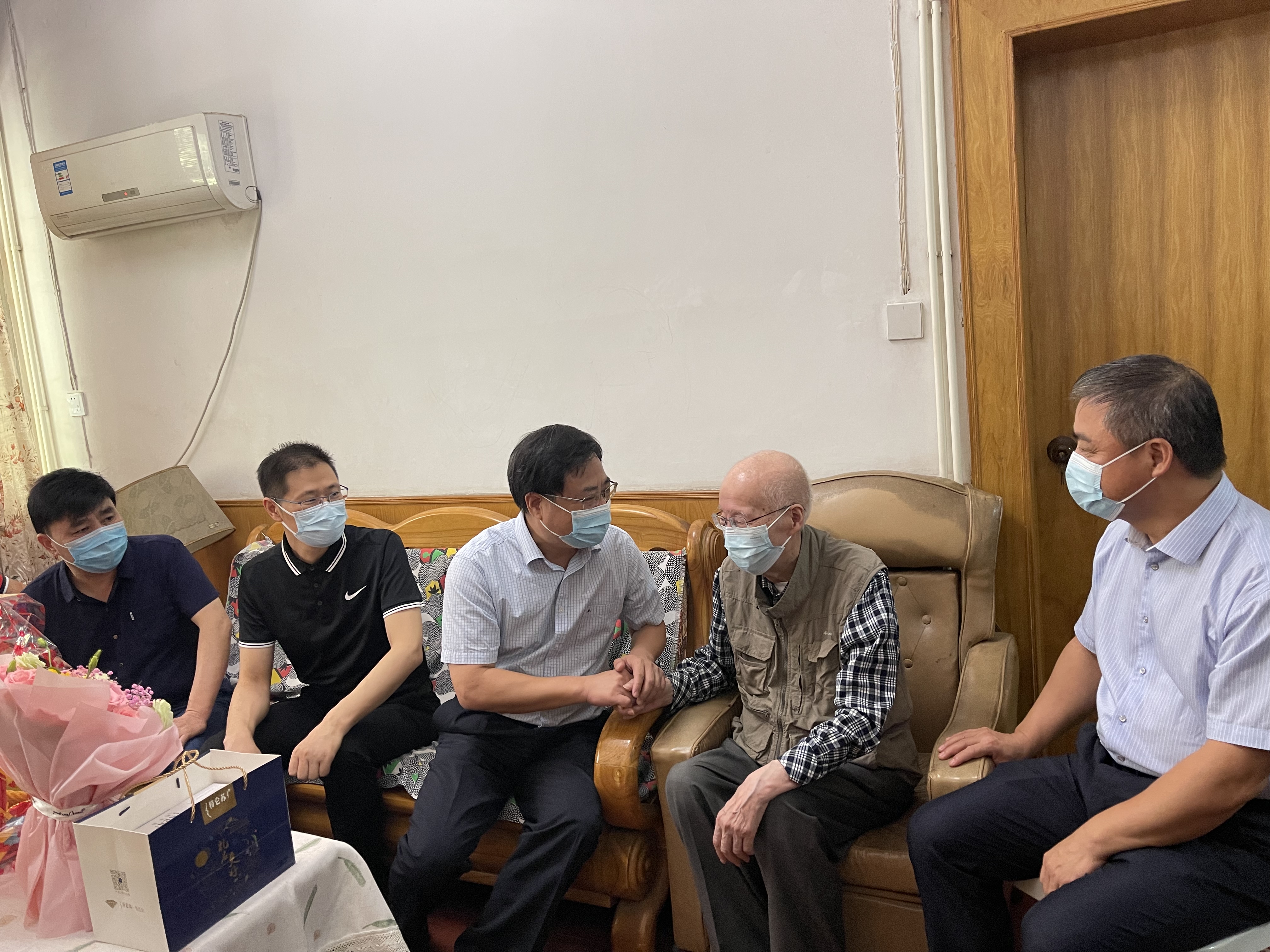 校党委副书记、纪委书记侯振发一行教师节前夕看望慰问周骏教授