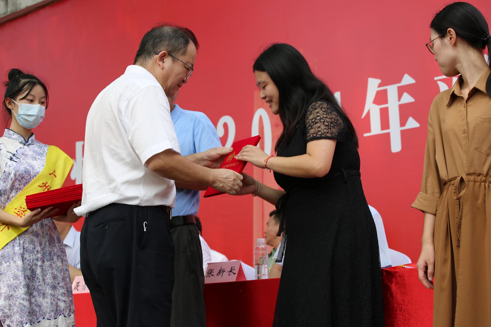 我校举行2021年新生开学典礼暨军训动员大会校长魏明海寄语新生“韶华有时，唯有奋斗”