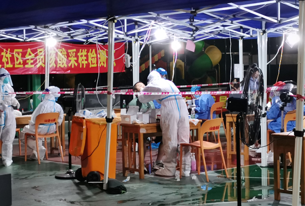 助力疫情防控华大学子赴前线协助核酸采检