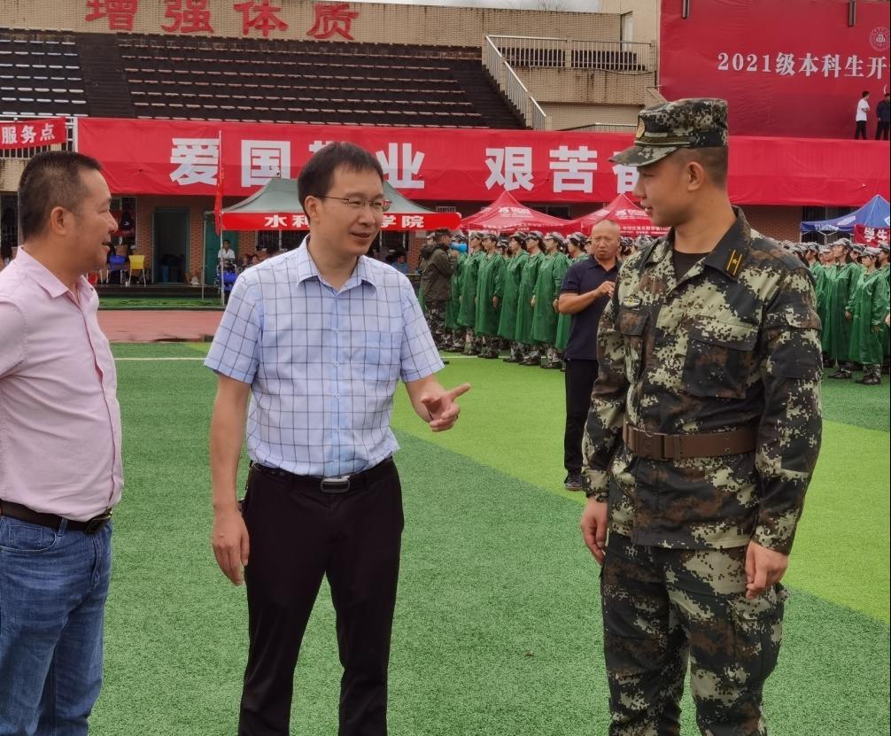 副校长朱占元看望慰问军训教官和学生