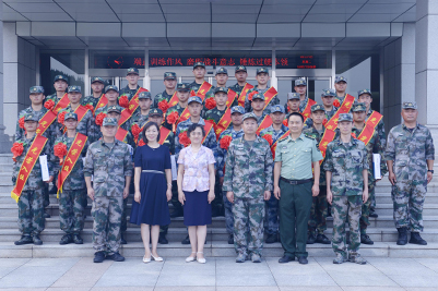 学校领导慰问并欢送2021年下半年新兵入伍