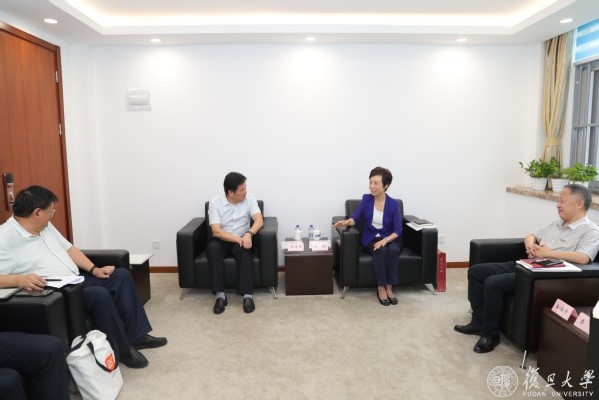 河西学院党委书记狄生奎一行来访复旦大学
