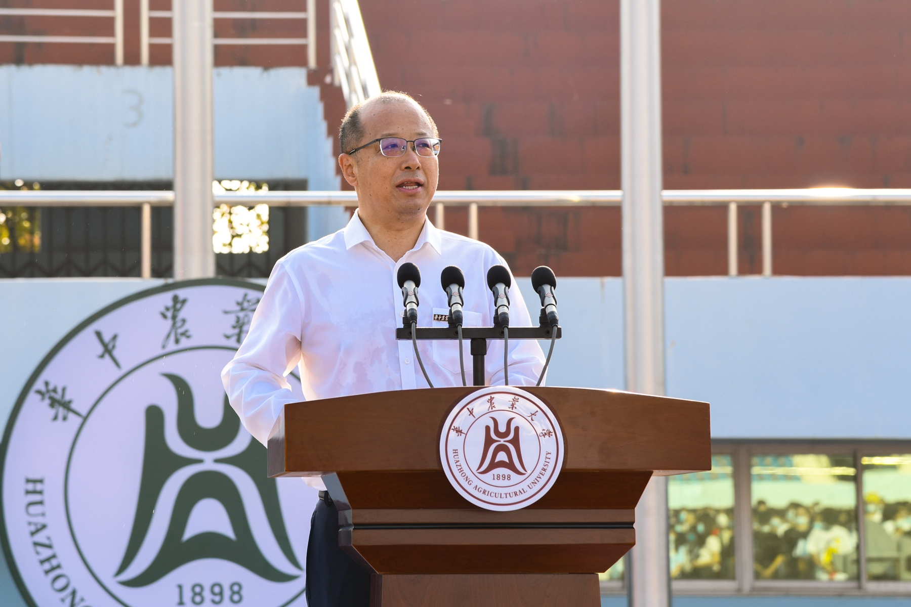 学校举行2021级本科新生开学典礼