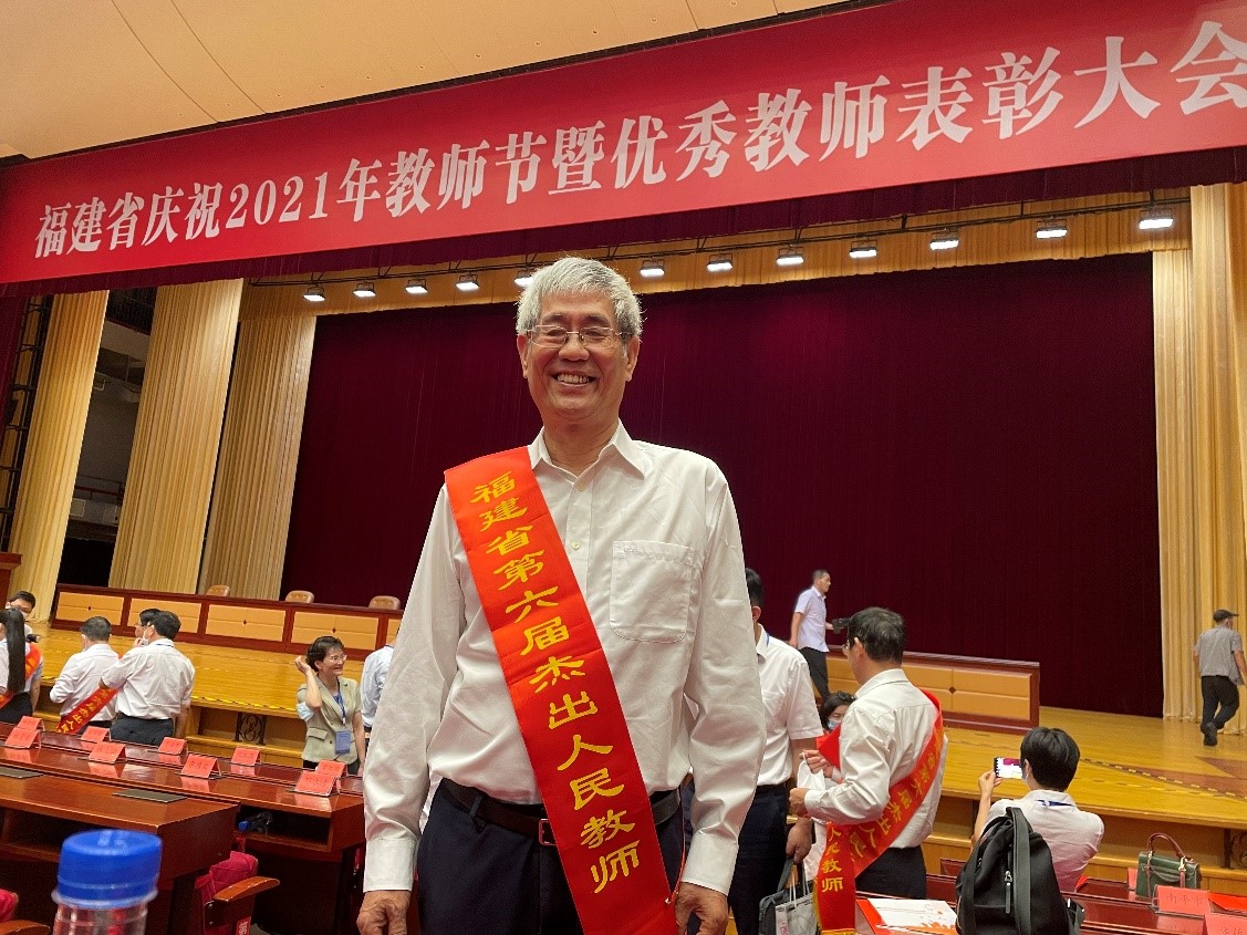 第37个教师节我校教师获省市表彰