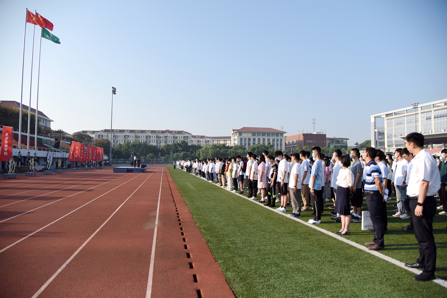 学校举行2021级本科新生开学典礼
