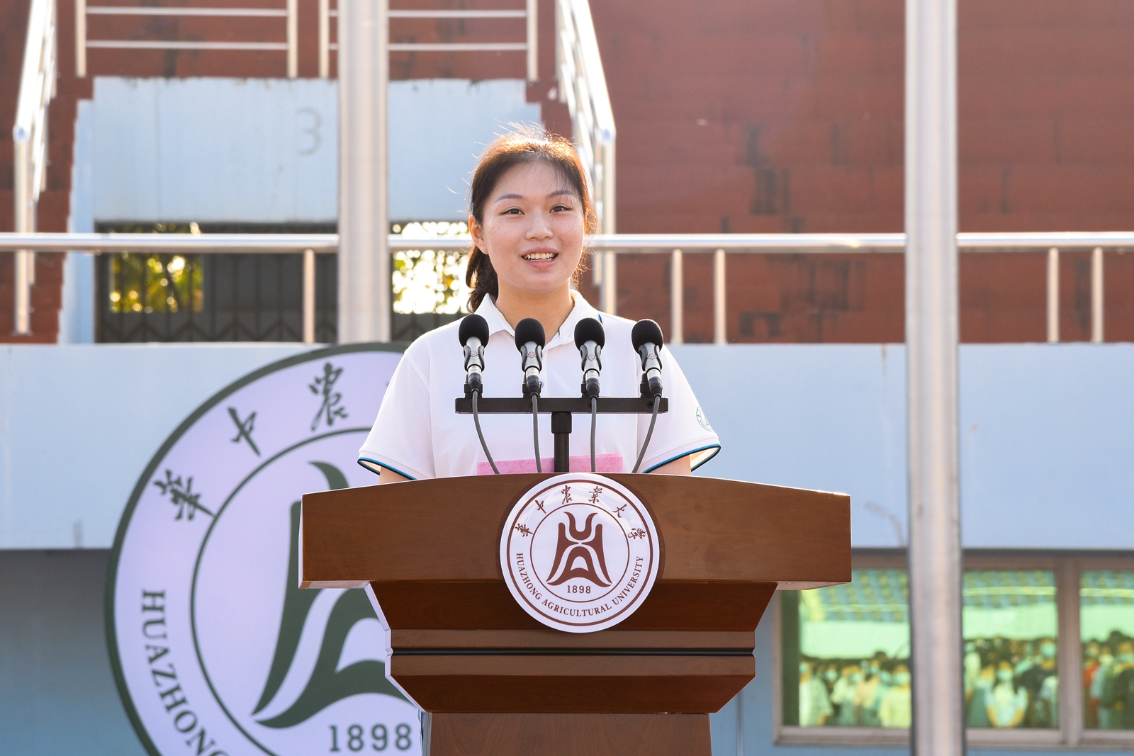学校举行2021级本科新生开学典礼