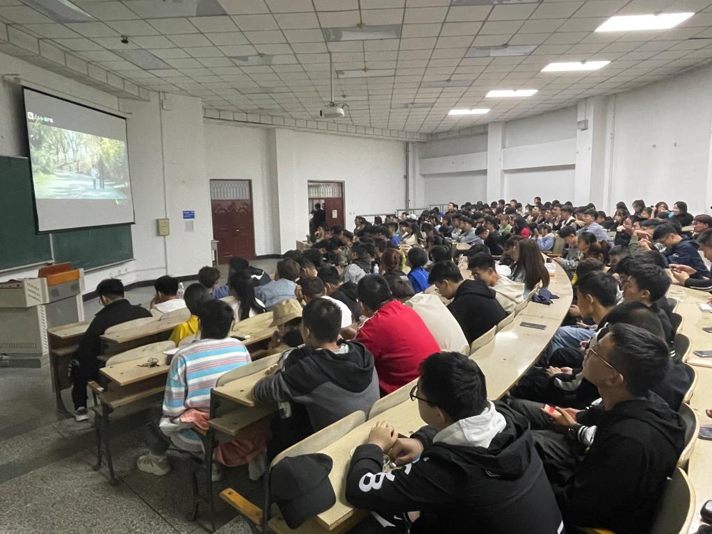 我校学生统一观看“同上一堂思政大课勿忘‘九一八’”网络课程