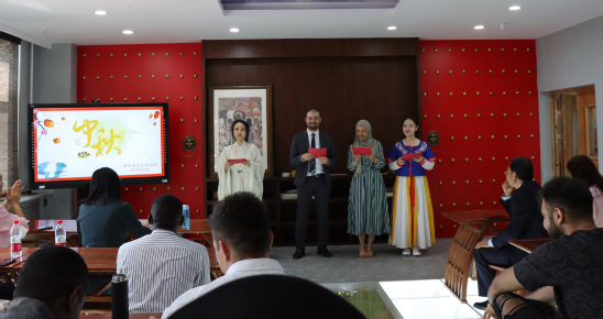 西北师大为留学生举办“情满中秋共庆佳节”中秋节文化体验活动