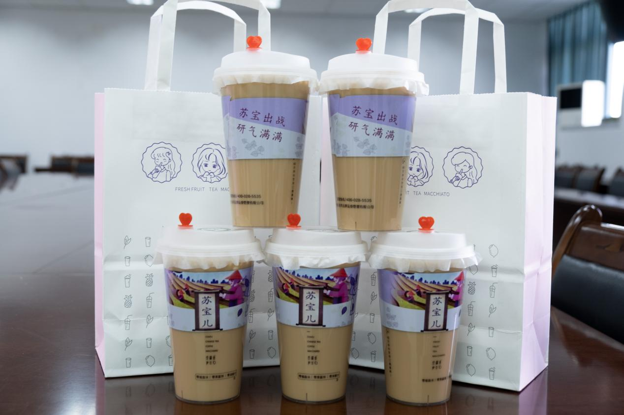 农学院为考研学生送上中秋节定制礼物