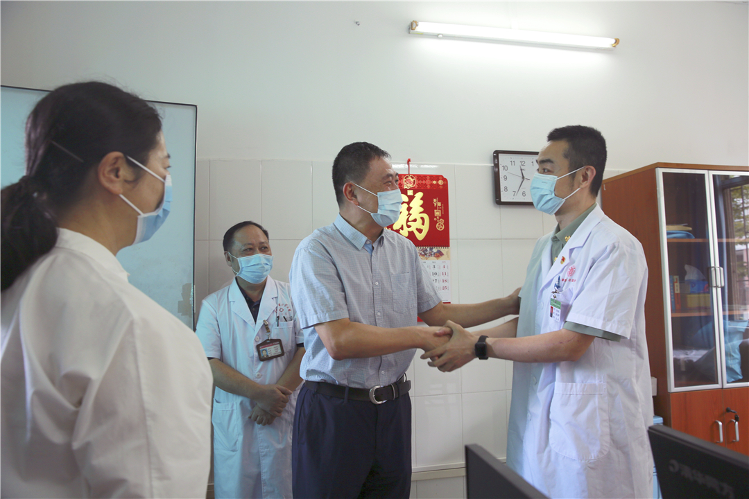 南部战区总医院来校义诊关爱师生健康