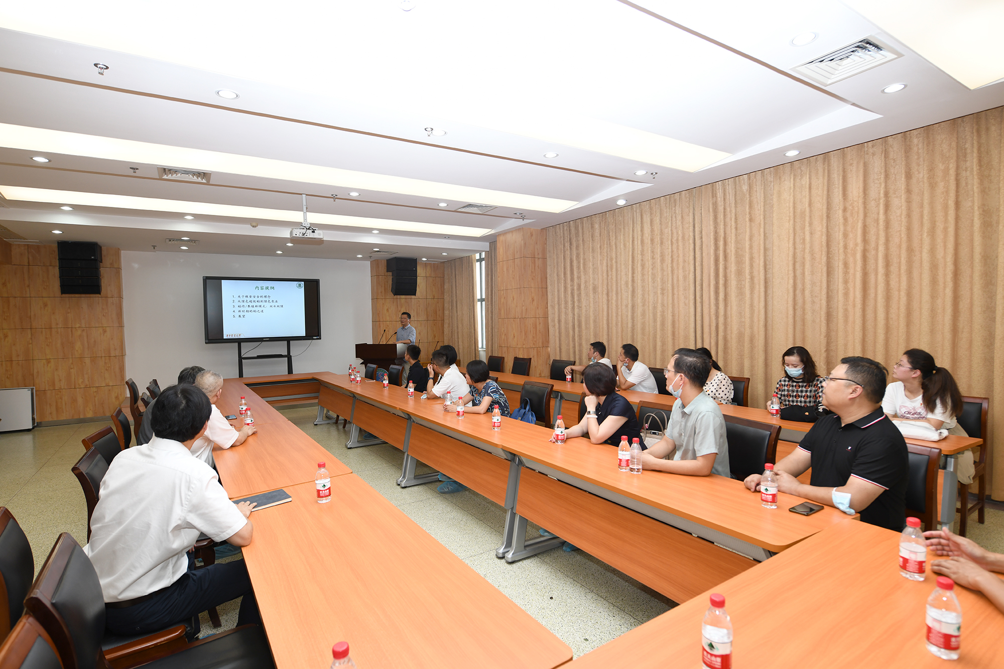 人民日报社湖北分社党支部来校开展联合主题党日活动