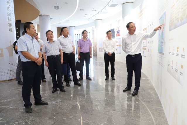 校党委书记栾永玉、校长杨灿明一行赴伟鹏集团考察调研