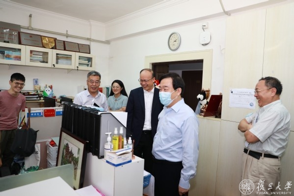 校长许宁生一行调研文科楼用房情况