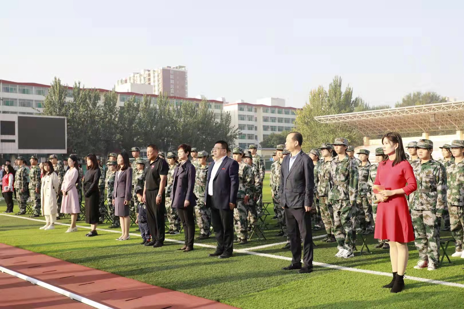 向祖国献礼！山西财经大学师生同上“请党放心，强国有我”国旗下的思政课