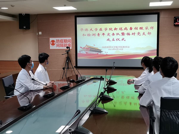 党旗，在战“疫”一线高高飘扬