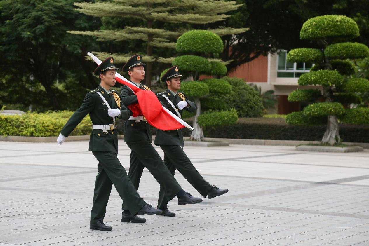 我校举行庆祝中华人民共和国成立72周年“云升旗”仪式